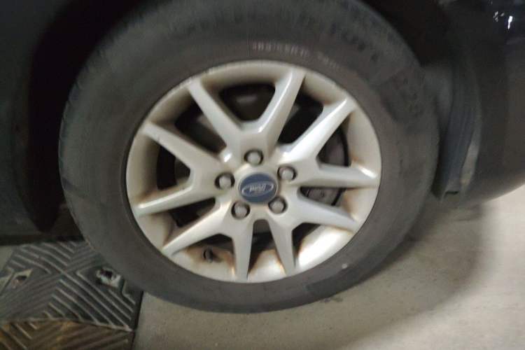 Used Ford Focus 2011 Sedan 1.8L Manual Comfort Model Right Front Wheel Hub