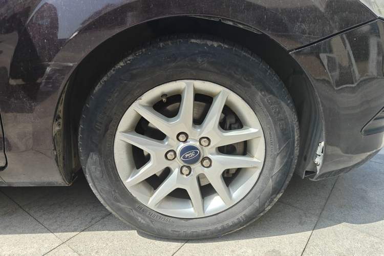 Used Ford Focus 2011 Sedan 1.8L Manual Comfort Model Right Front Wheel Hub