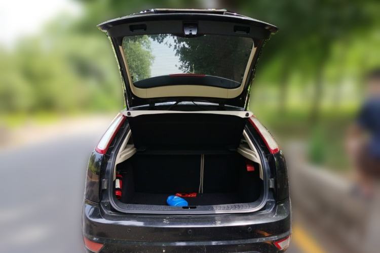 Used Ford Focus 2011 Hatchback 1.8L Automatic Fashion Edition Trunk