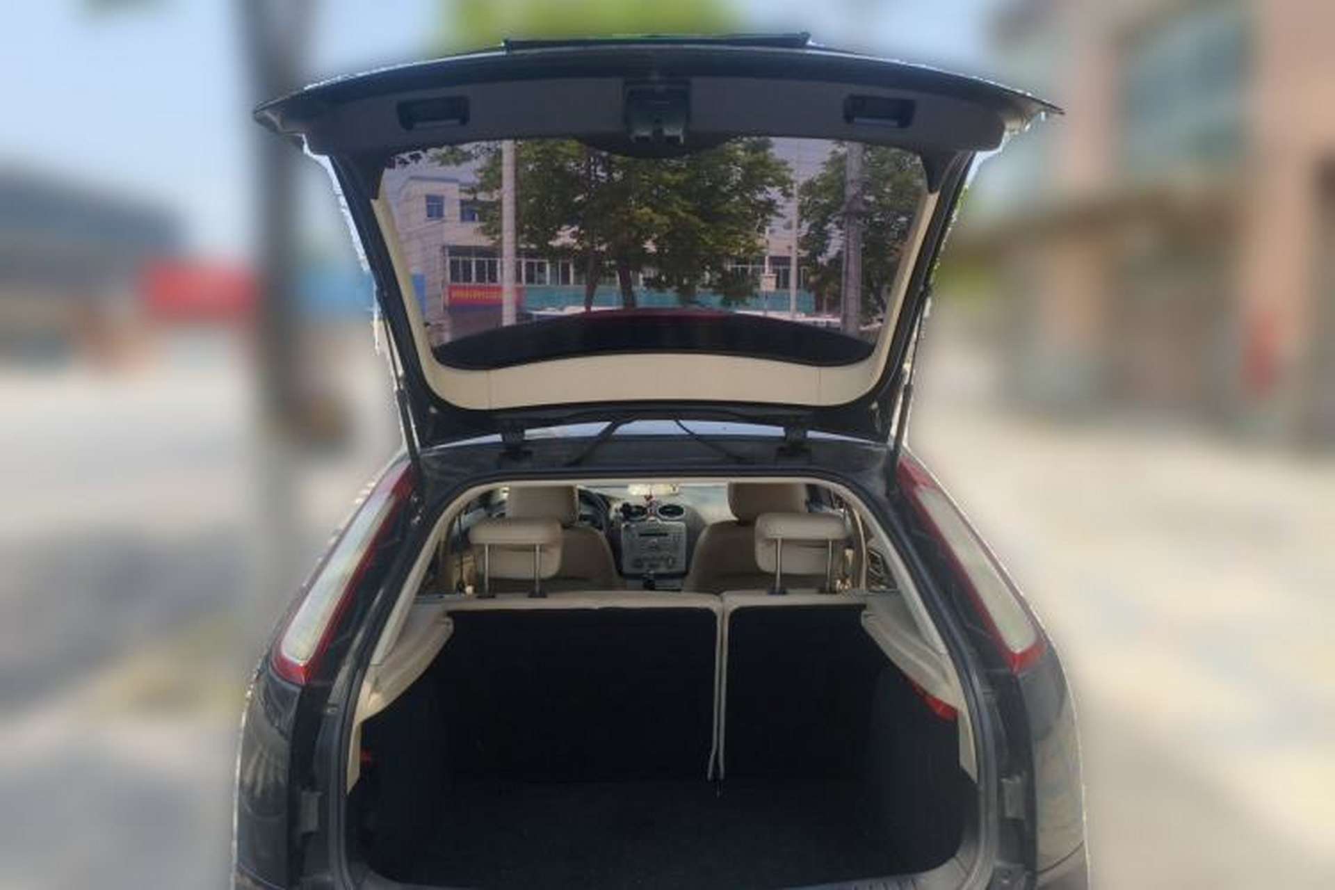 Used Ford Focus 2011 Hatchback 1.8L Automatic Fashion Edition Trunk