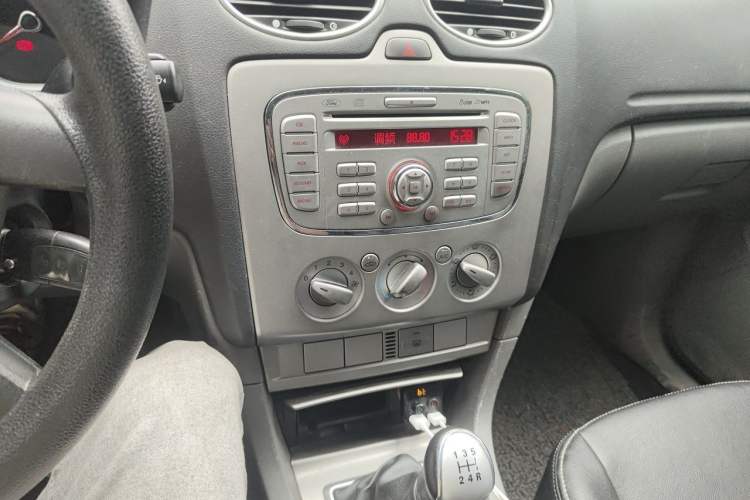 Used Ford Focus 2011 Hatchback 1.8L Manual Classic Model Audio And AC Panel