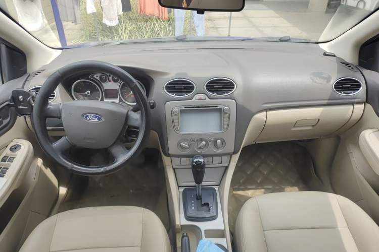 Used Ford Focus 2011 Hatchback 1.8L Automatic Fashion Edition Center Console