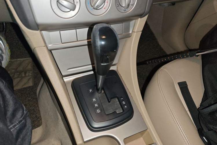 Used Ford Focus 2011 Sedan 1.8L Automatic Fashion Edition Gear Lever