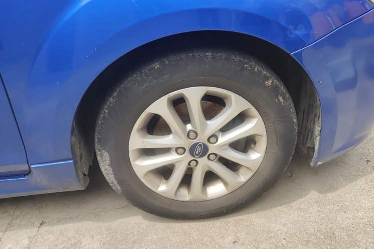 Used Ford Focus 2011 Hatchback 1.8L Automatic Fashion Edition Right Front Wheel Hub