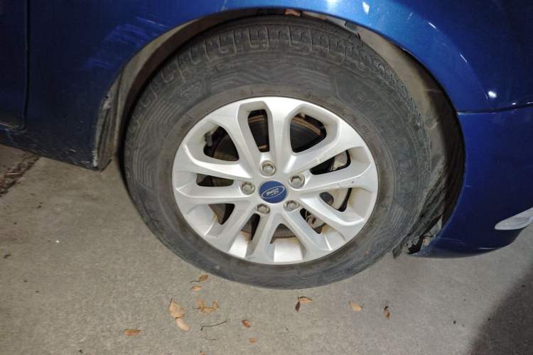 Used Ford Focus 2011 Sedan 1.8L Automatic Fashion Edition Right Front Wheel Hub