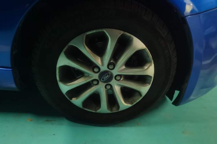 Used Ford Focus 2011 Hatchback 1.8L Automatic Fashion Edition Right Front Wheel Hub