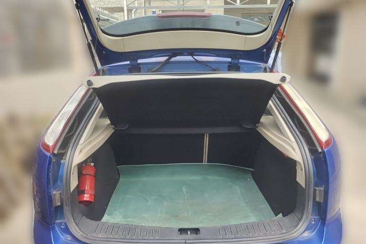Used Ford Focus 2011 Hatchback 1.8L Automatic Fashion Edition Trunk