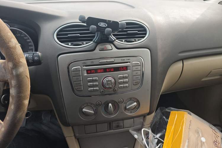 Used Ford Focus 2011 Sedan 1.8L Manual Classic Model Audio And AC Panel