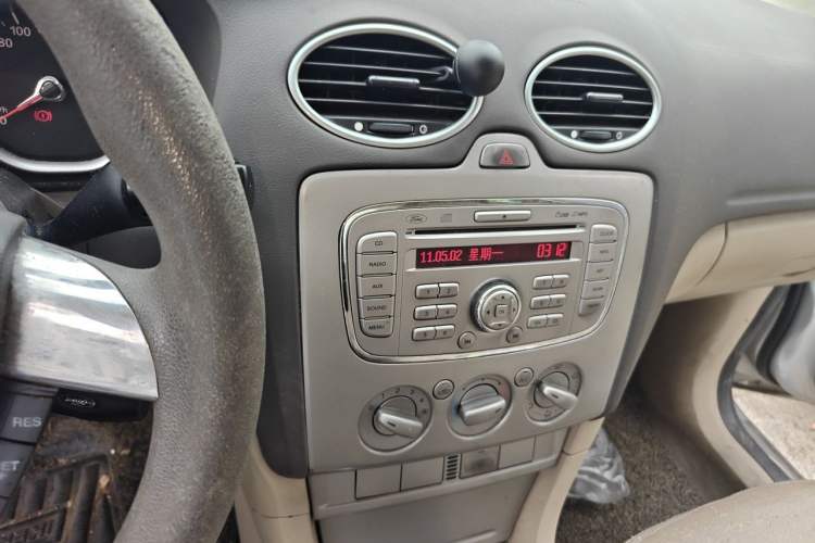 Used Ford Focus 2011 Sedan 1.8L Manual Classic Model Audio And AC Panel