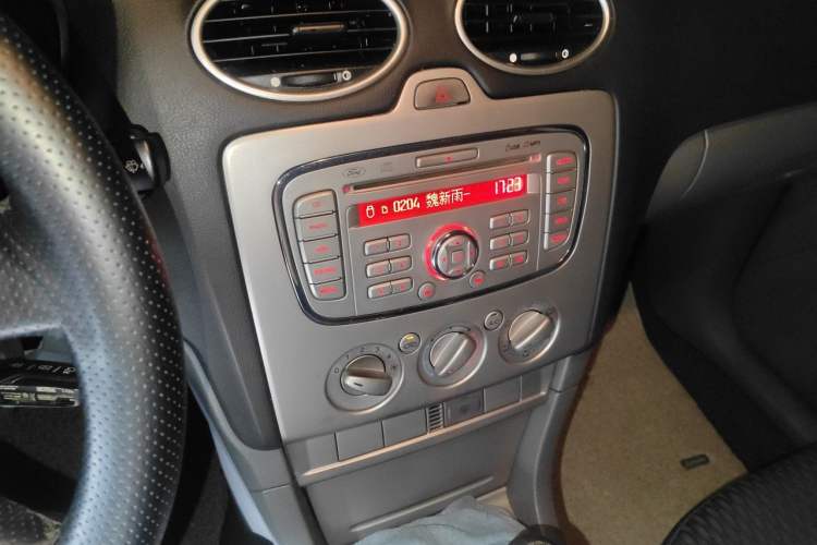 Used Ford Focus 2011 Hatchback 1.8L Manual Comfort Model Audio And AC Panel