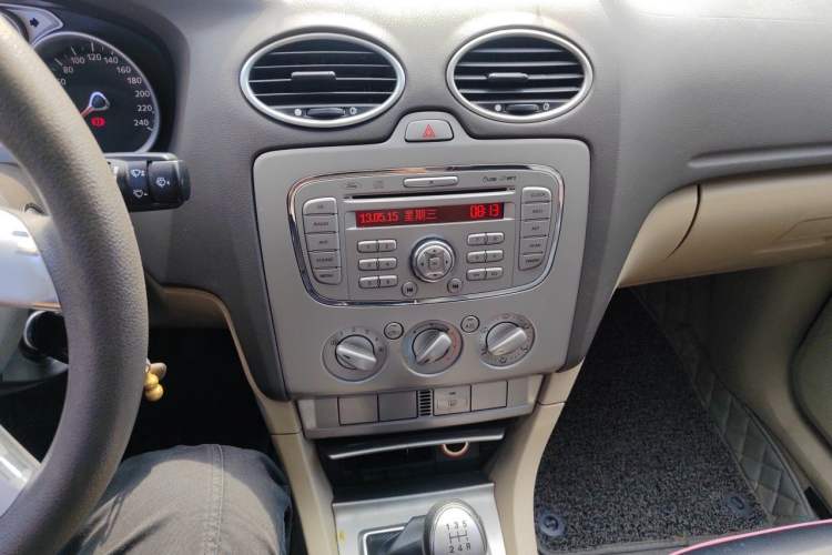 Used Ford Focus 2011 Sedan 1.8L Manual Comfort Model Audio And AC Panel