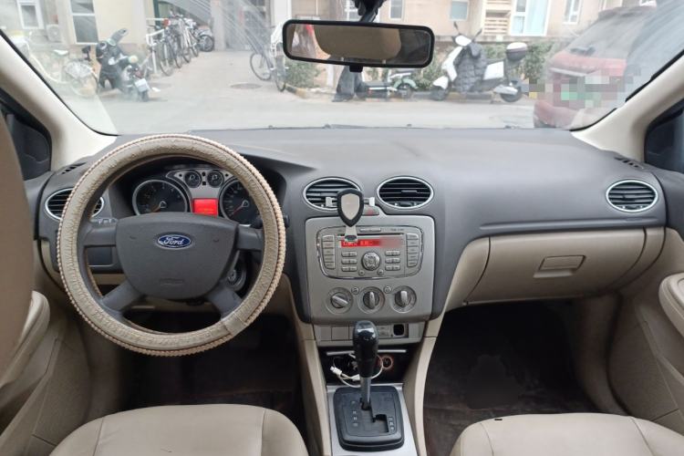 Used Ford Focus 2011 Sedan 1.8L Automatic Fashion Edition Center Console