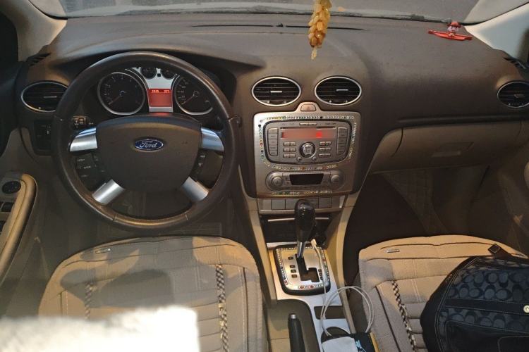 Used Ford Focus 2011 Sedan 1.8L Automatic Luxury Model Center Console