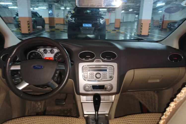 Used Ford Focus 2011 Sedan 1.8L Automatic Fashion Edition Center Console