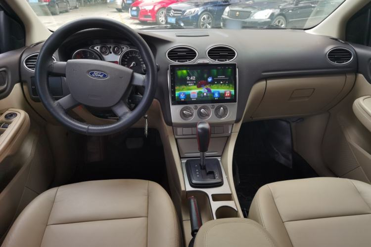 Used Ford Focus 2011 Sedan 1.8L Automatic Fashion Edition Center Console