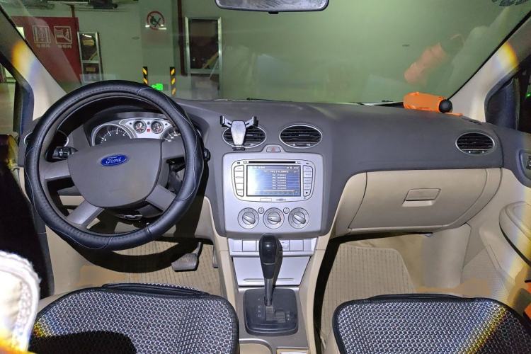 Used Ford Focus 2011 Sedan 1.8L Automatic Fashion Edition Center Console