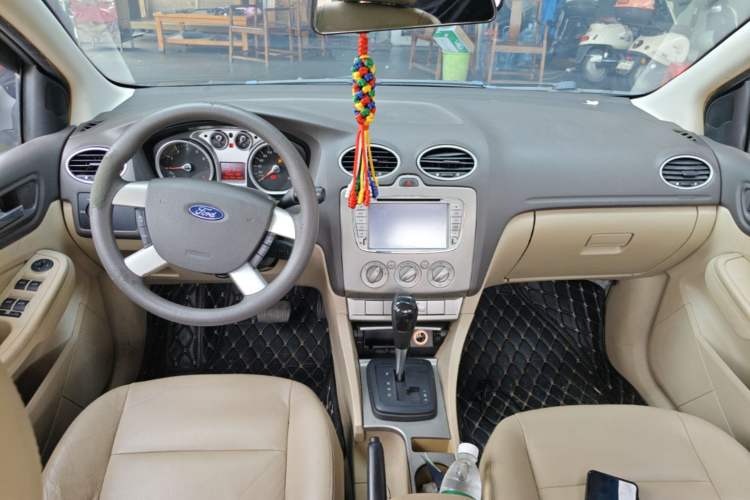 Used Ford Focus 2011 Sedan 1.8L Automatic Fashion Edition Center Console