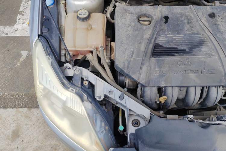 Used Ford Focus 2011 Sedan 1.8L Manual Comfort Model Engine Bay Right