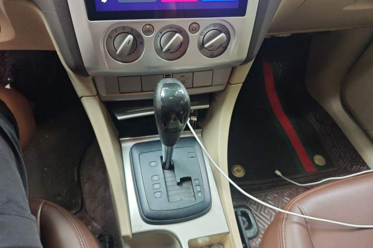 Used Ford Focus 2011 Sedan 1.8L Automatic Fashion Edition Gear Lever