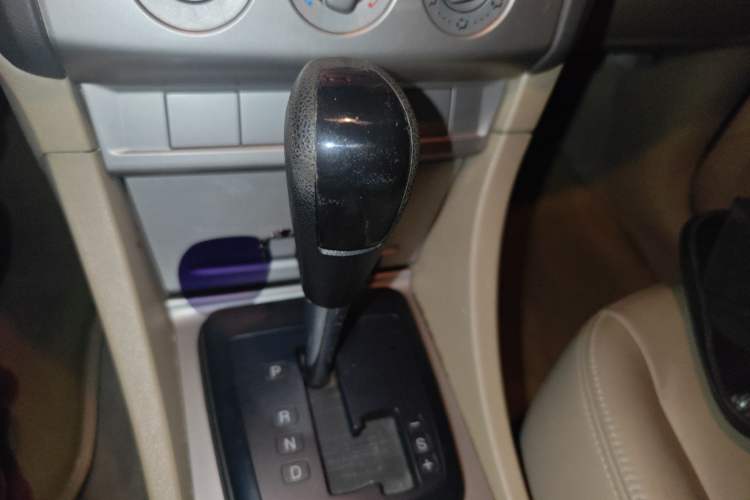 Used Ford Focus 2011 Sedan 1.8L Automatic Fashion Edition Gear Lever