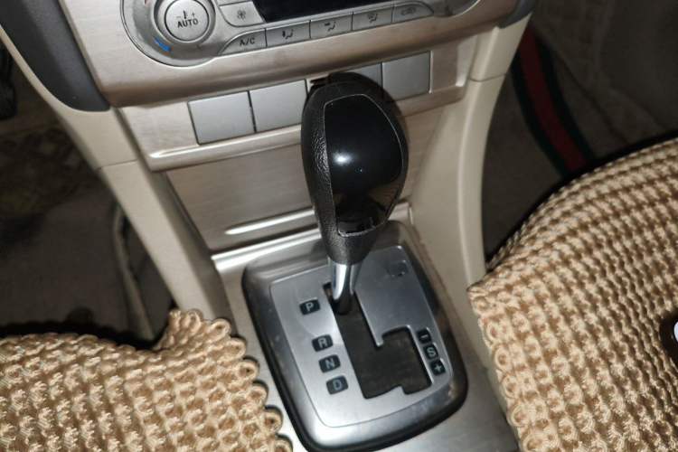 Used Ford Focus 2011 Sedan 1.8L Automatic Fashion Edition Gear Lever