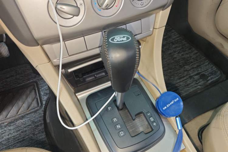 Used Ford Focus 2011 Sedan 1.8L Automatic Fashion Edition Gear Lever