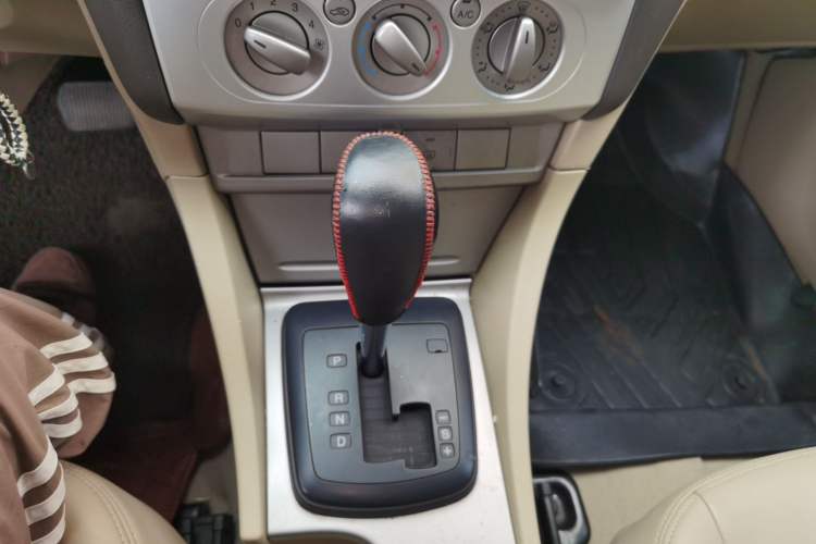Used Ford Focus 2011 Sedan 1.8L Automatic Fashion Edition Gear Lever