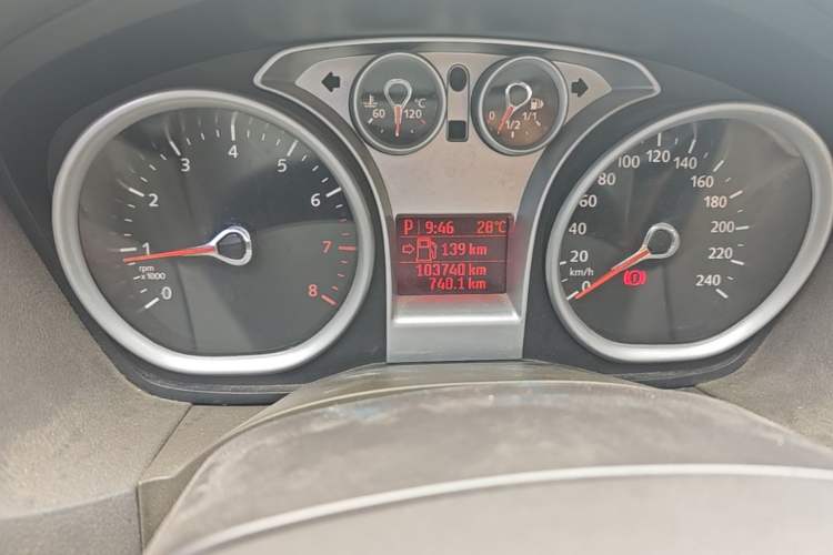 Used Ford Focus 2011 Sedan 1.8L Automatic Fashion Edition Odometer Close Up