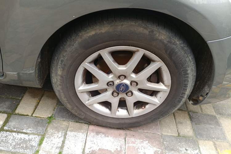 Used Ford Focus 2011 Sedan 1.8L Manual Comfort Model Right Front Wheel Hub