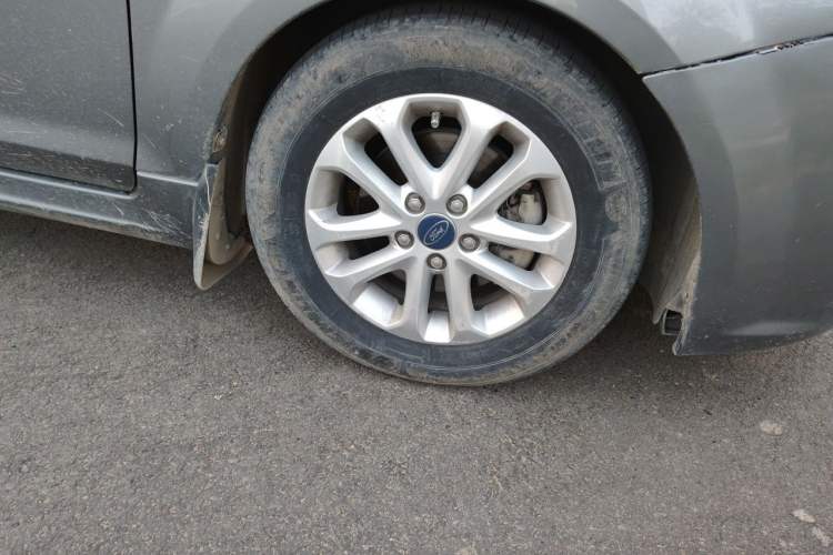 Used Ford Focus 2011 Hatchback 1.8L Automatic Fashion Edition Right Front Wheel Hub