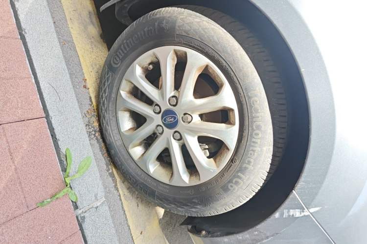 Used Ford Focus 2011 Sedan 1.8L Automatic Fashion Edition Right Front Wheel Hub