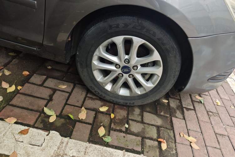 Used Ford Focus 2011 Sedan 1.8L Automatic Fashion Edition Right Front Wheel Hub