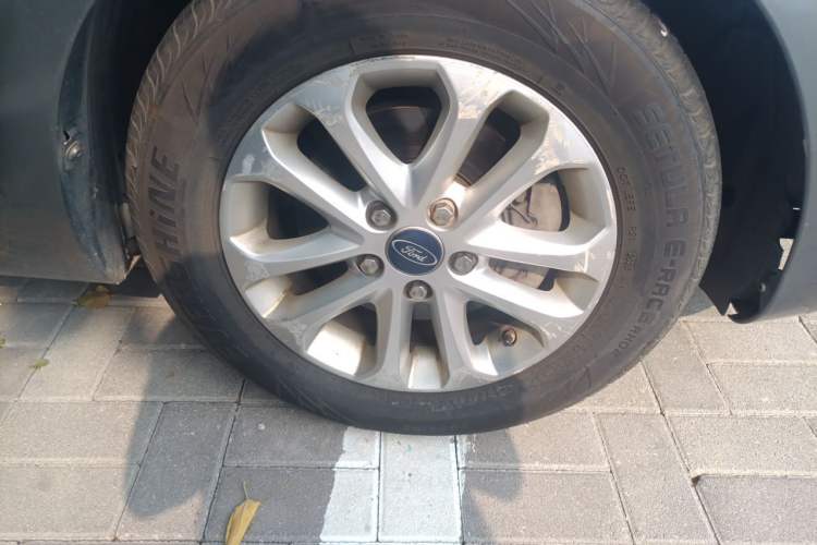 Used Ford Focus 2011 Sedan 1.8L Automatic Fashion Edition Right Front Wheel Hub