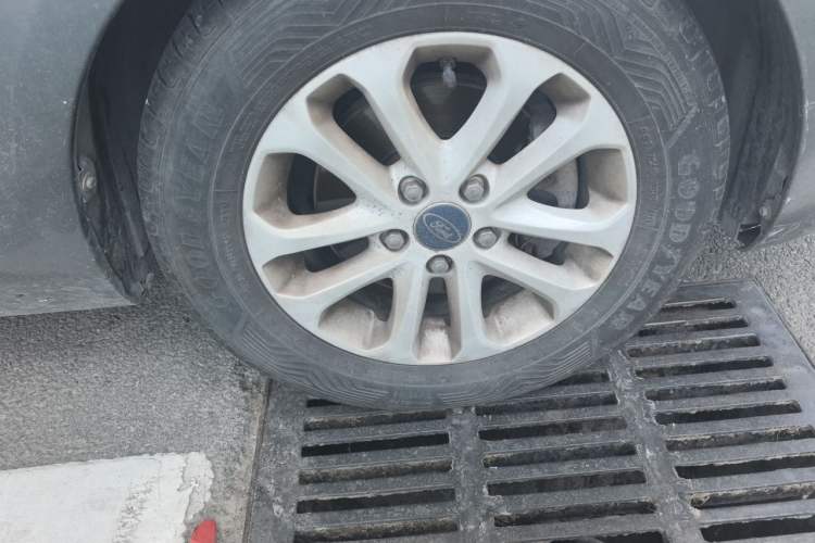 Used Ford Focus 2011 Sedan 1.8L Automatic Fashion Edition Right Front Wheel Hub