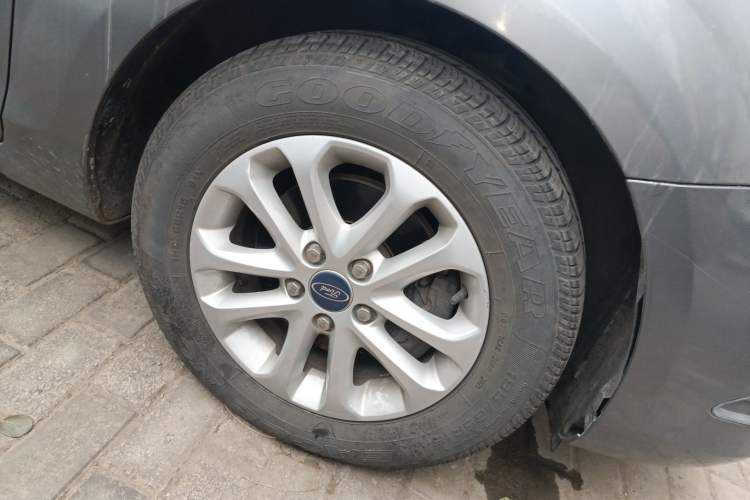 Used Ford Focus 2011 Sedan 1.8L Automatic Fashion Edition Right Front Wheel Hub