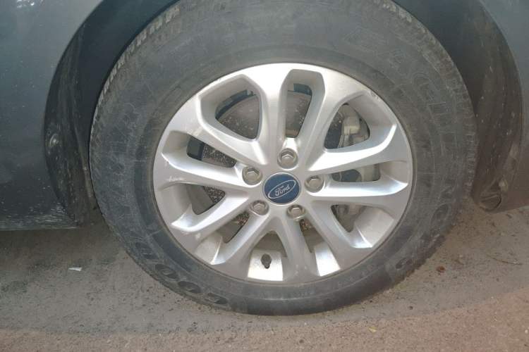 Used Ford Focus 2011 Sedan 1.8L Automatic Luxury Model Right Front Wheel Hub