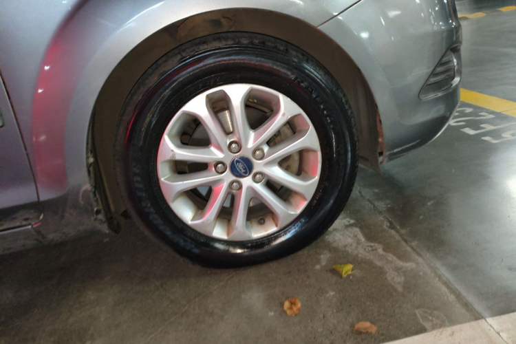 Used Ford Focus 2011 Sedan 1.8L Automatic Fashion Edition Right Front Wheel Hub