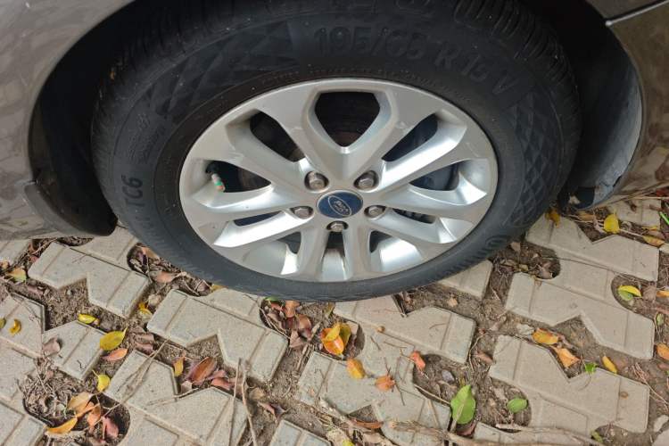 Used Ford Focus 2011 Sedan 1.8L Automatic Fashion Edition Right Front Wheel Hub