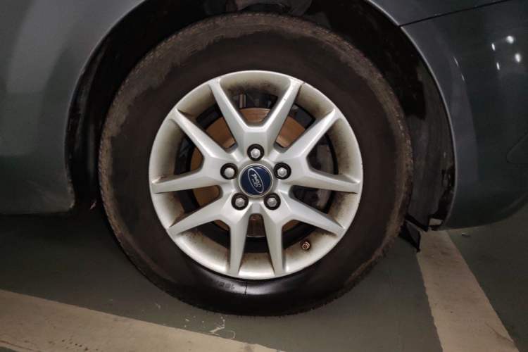 Used Ford Focus 2011 Sedan 1.8L Manual Comfort Model Right Front Wheel Hub