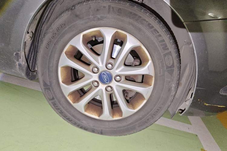 Used Ford Focus 2011 Sedan 1.8L Automatic Fashion Edition Right Front Wheel Hub