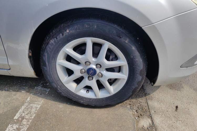 Used Ford Focus 2011 Sedan 1.8L Manual Comfort Model Right Front Wheel Hub