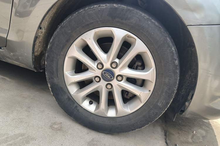 Used Ford Focus 2011 Sedan 1.8L Automatic Fashion Edition Right Front Wheel Hub