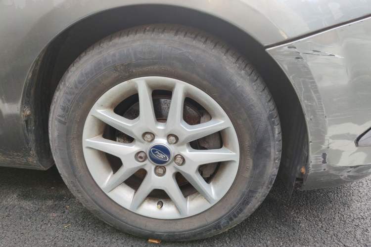 Used Ford Focus 2011 Sedan 1.8L Manual Comfort Model Right Front Wheel Hub