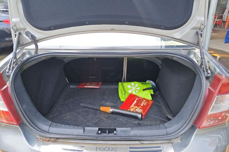 Used Ford Focus 2011 Sedan 1.8L Automatic Fashion Edition Trunk