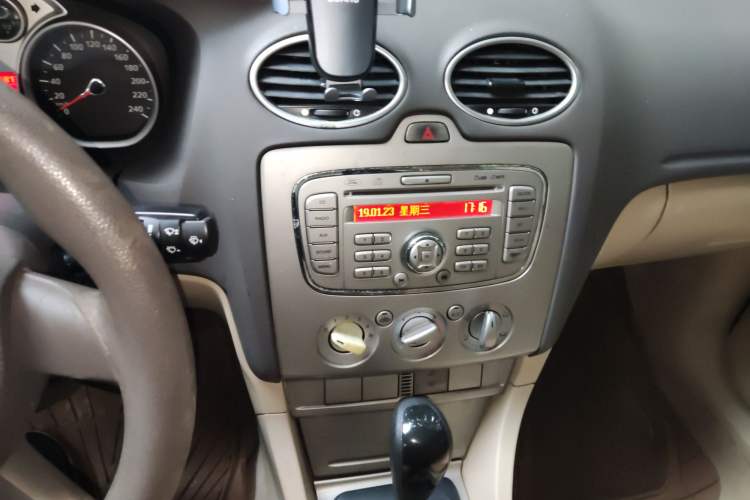 Used Ford Focus 2011 Sedan 1.8L Automatic Fashion Edition Audio And AC Panel