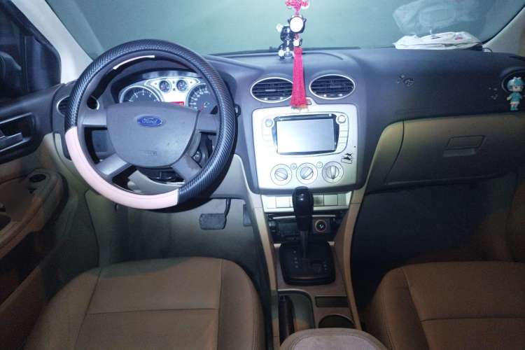 Used Ford Focus 2011 Sedan 1.8L Automatic Fashion Edition Center Console
