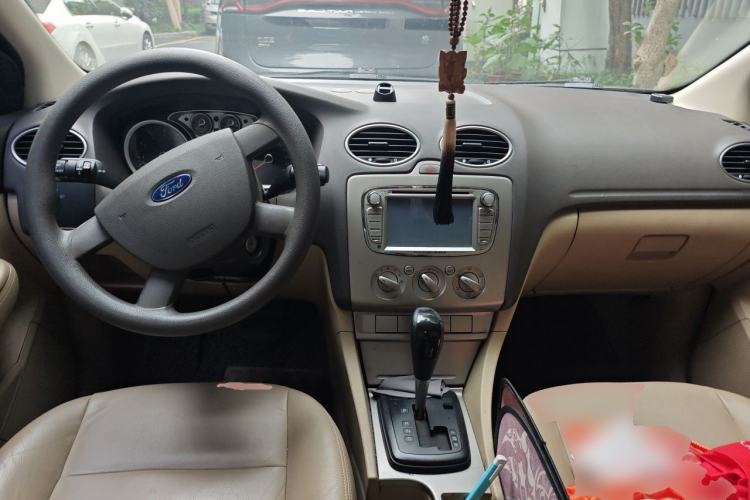 Used Ford Focus 2011 Sedan 1.8L Automatic Fashion Edition Center Console