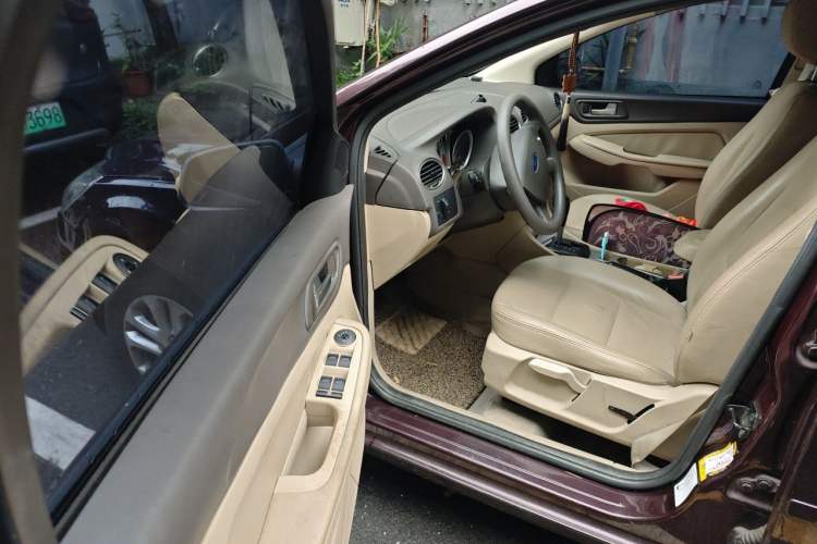 Used Ford Focus 2011 Sedan 1.8L Automatic Fashion Edition Driver Seat