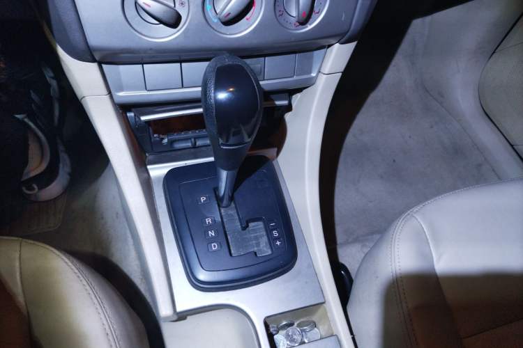 Used Ford Focus 2011 Sedan 1.8L Automatic Fashion Edition Gear Lever