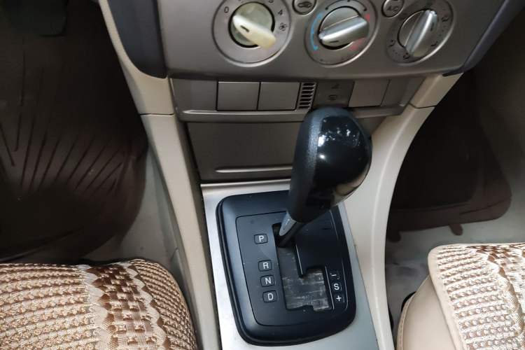 Used Ford Focus 2011 Sedan 1.8L Automatic Fashion Edition Gear Lever